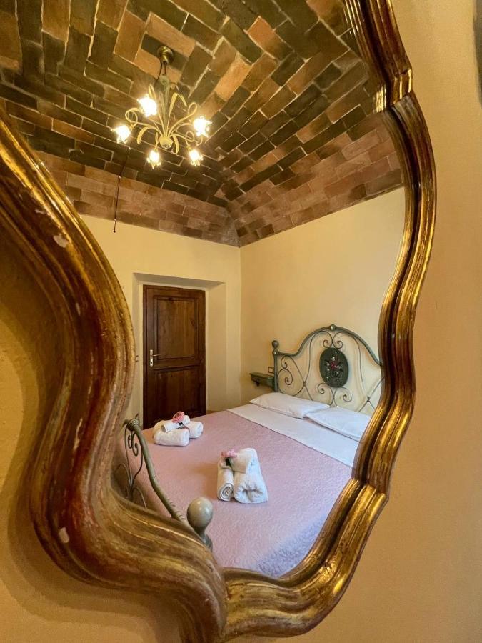 Апартаменты Antica Casa Del Glicine Поджибонси Экстерьер фото